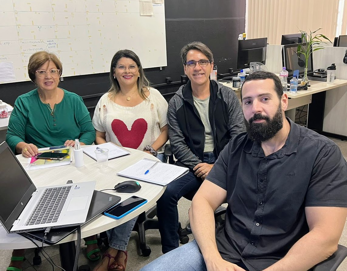 Equipe de técnicos do CME e da DETEC sob a orientação de Kaue Moreira em momento de construção do novo Portal do CME